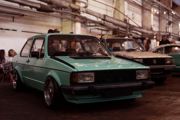 Quels conseils pour porter des bottes de cowboy avec des robes longues pour un look décontracté?