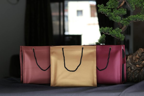 Comment adopter le grand sac à main : conseils de styliste pour un accessoire pratique et tendance