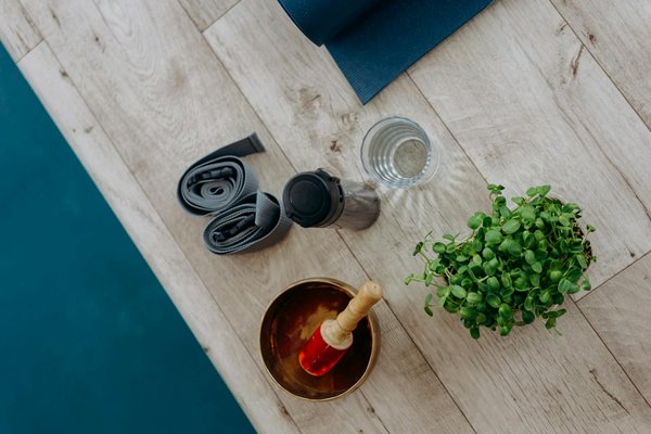 Comment utiliser l'huile de rose pour hydrater et revitaliser la peau sèche?